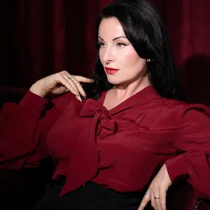 Eva Pussy Bow Blouse in Windsor Wine
