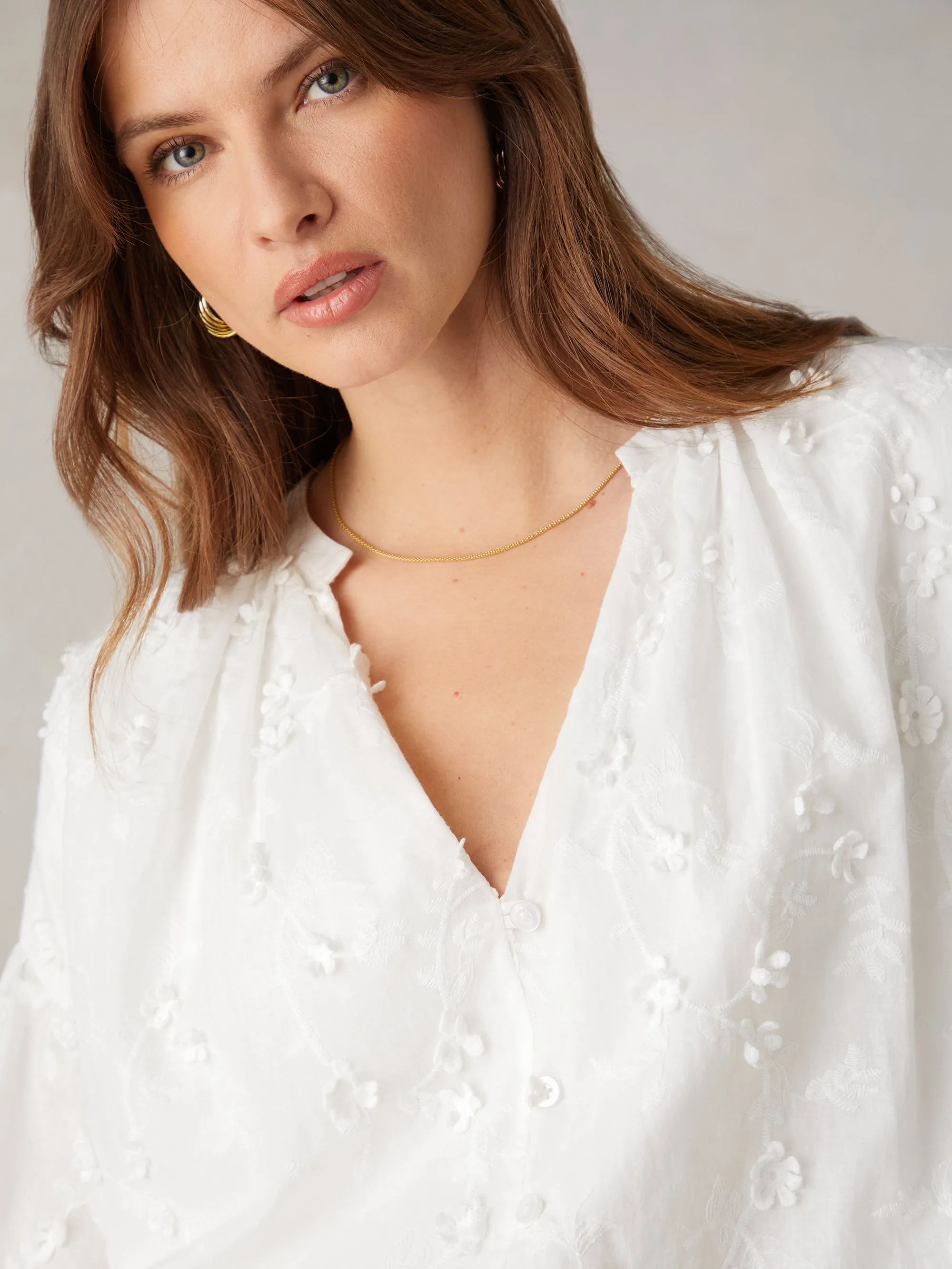 White Daisy Applique V-Neck Top