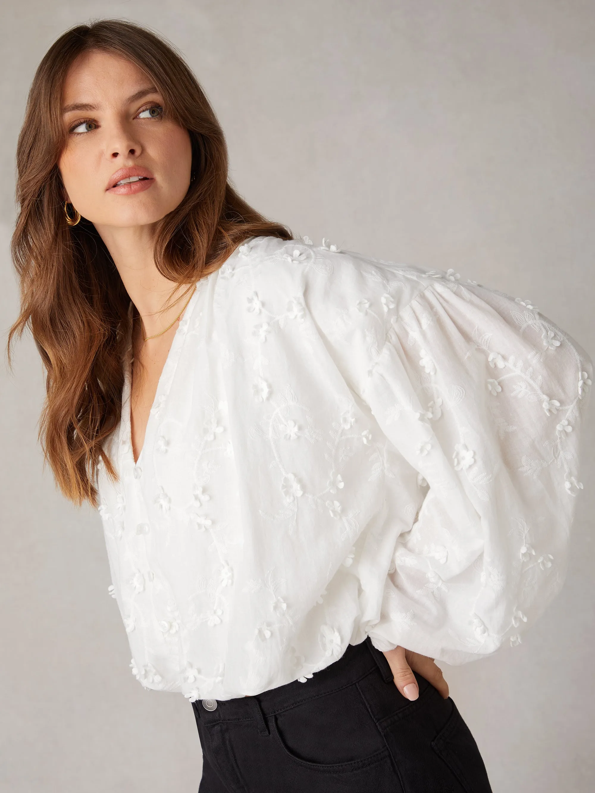 White Daisy Applique V-Neck Top